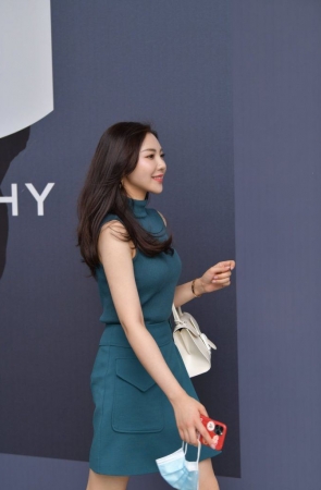 温婉绿色连衣裙 [47P-323MB]