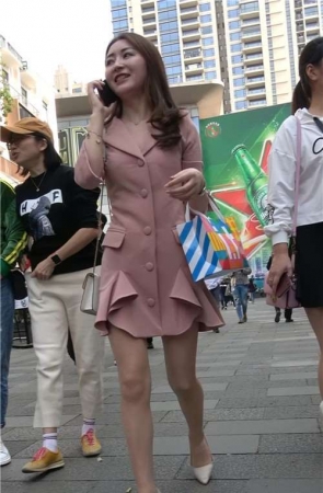 笑容美丽的粉衣街拍高跟女神