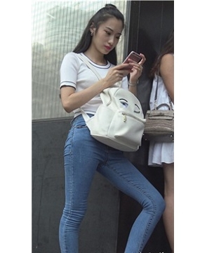 4k-街拍紧身蓝色牛仔裤小清新可人小美女 [2.42 GB]