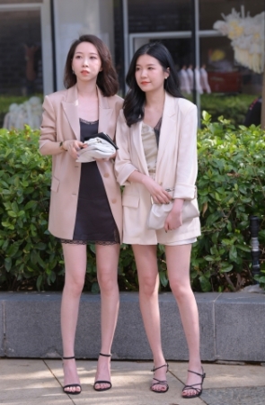 俩个美腿高跟小姐姐，爱哪个？