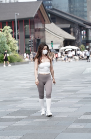 灰色紧身瑜伽裤美女