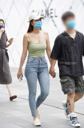 饱满的牛仔裤