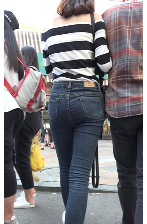 和男友逛街的蓝牛妹子