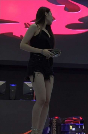 4K – 特写美腿showgirl少女的每一寸肌肤 [864 MB]