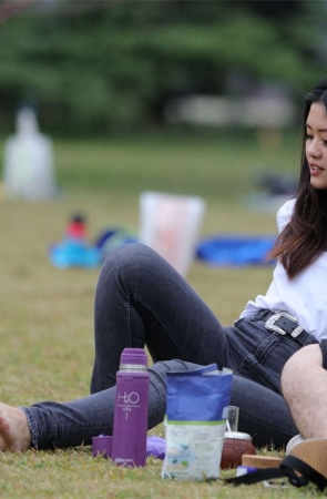 No1560 长发大眼妹浑身散发着高贵的气息，一双雪足完全在意料之中