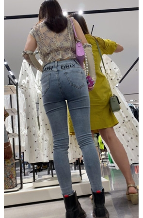时尚长腿紧牛美女