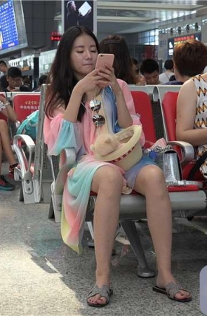 4K – 凉拖连衣裙美女 [6.37 GB/MP4]