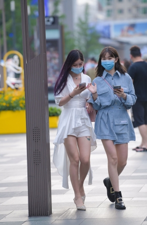 两个漂亮的气质美女