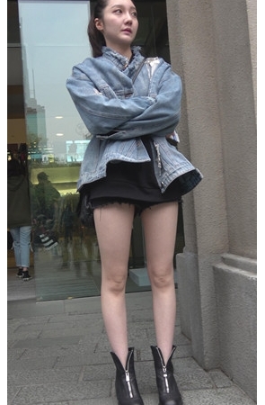 非常漂亮的白嫩美腿可爱妹子[1.15G/MP4]