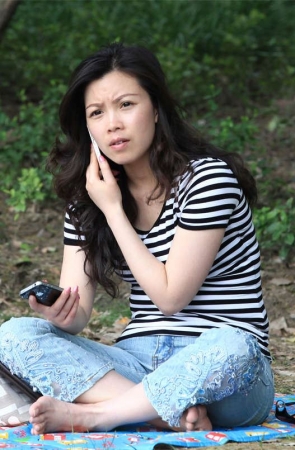 No178 美白人妻赤足独坐树下