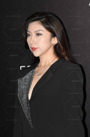 24415-27=80√美腿高跟，韵味轻熟女 9P