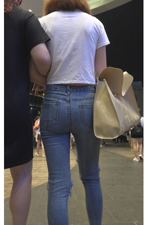 紧身牛仔裤短发妹子