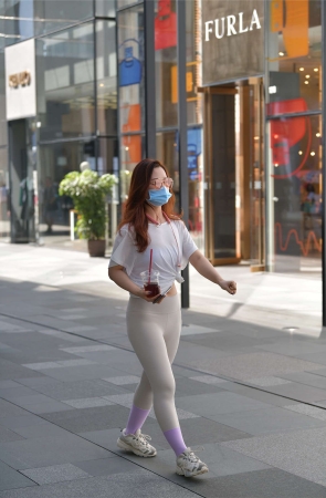 视觉冲击街拍作品 – 浅灰色瑜伽女孩