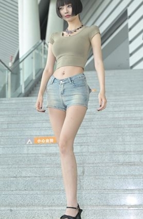 苗条高挑的热裤小姐姐(202P)