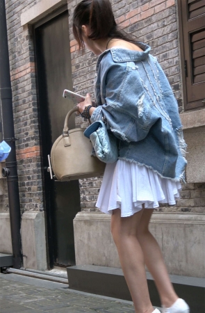 白色连衣裙性感街拍高跟美女