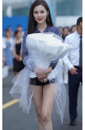 手捧花的长腿热裤美女(124P)