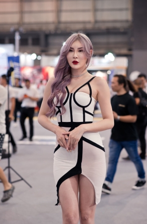 凹凸有致的东莞改装车美女