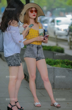 灰色热裤学妹