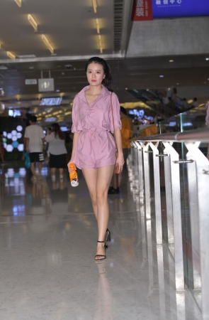 商场夜拍气质美女