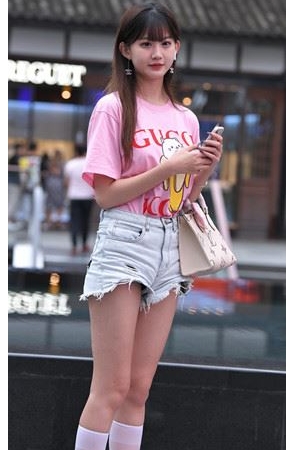 粉衣青涩的小姐姐【套图+视频】