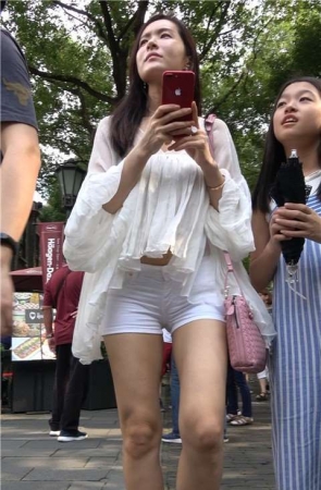 4K 超极品街拍美腿热裤白衣美女姐姐