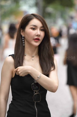 街拍性感美腿姐妹