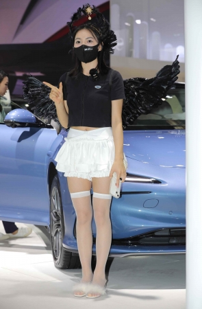 【街拍心灵】汽车主播超薄白丝长街拍筒袜凉高拖