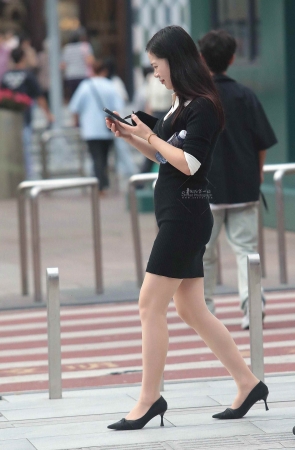 诱惑肉丝高跟街拍少妇