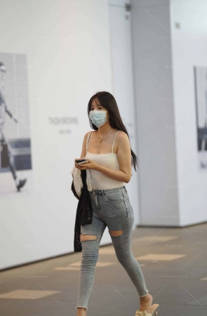 街拍紧身牛仔美眉