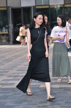 街拍好身材裹身长裙美女