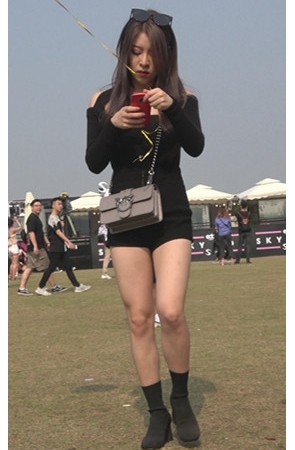 拿着气球的黑色高腰短裤美女[1.59G/MP4]