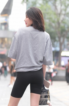 逛街的紧身裤美女