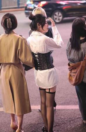 诱惑街拍黑丝少妇