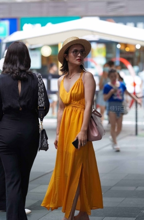 搭讪街拍深V长裙美女