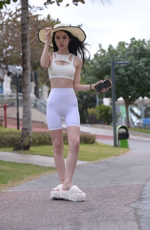 不吃鸡蛋街拍作品 白色短裤美女