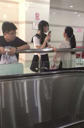 双马尾街拍短裙学生妹