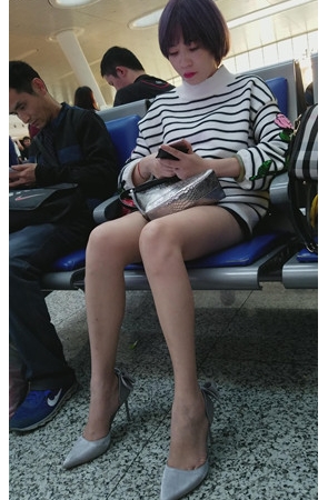 美腿短发妹子