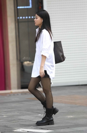 漂亮街拍黑丝妹子