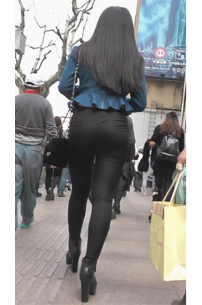 黑色紧身裤妹子