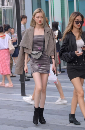 街拍灰色短裙美眉