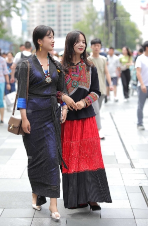 两个漂亮的新疆女孩儿