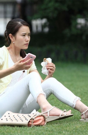 No155 古老的“凉鞋短丝”穿法竟然出现在这么清秀的妹子脚上