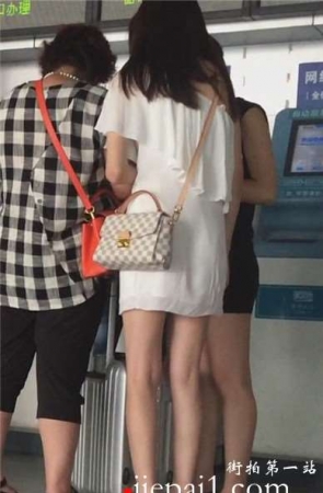 高跟长腿露肩装短裙mm，自助取票机前的徘徊。