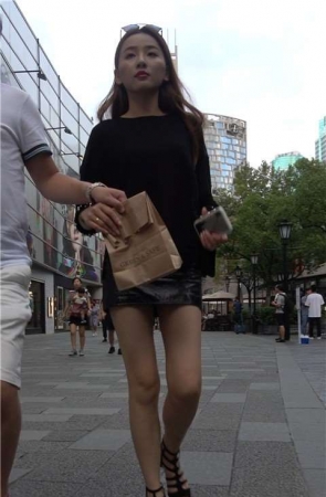 4K 黑T恤小短裙性感街拍美腿美女