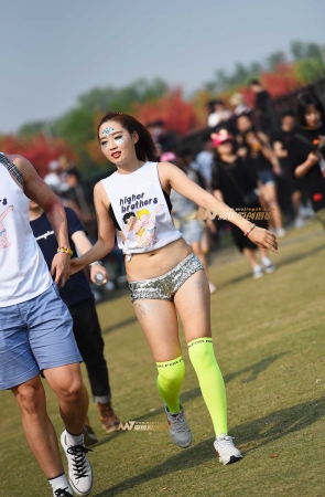 银光闪闪的热裤