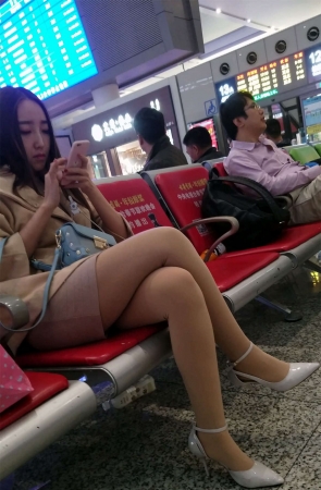 车站米色风衣紧绷短裙肉色丝袜尖角高跟极品尤物