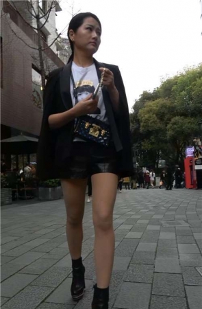 黑色小西装街拍丝袜美女 [879 MB/MP4]
