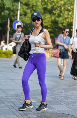 紫色瑜伽裤美女