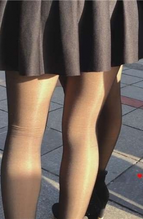 黑丝短裙牛仔外套小美女，阳光下丝袜显得格外靓丽