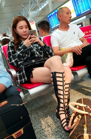 格子衬衫黑色街拍热裤美腿